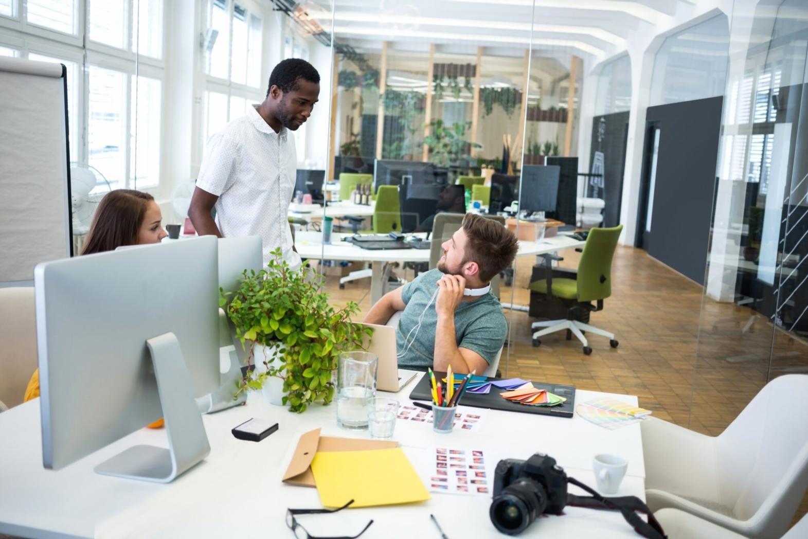 Participants analysant leurs résultats financiers lors d'un atelier pratique
